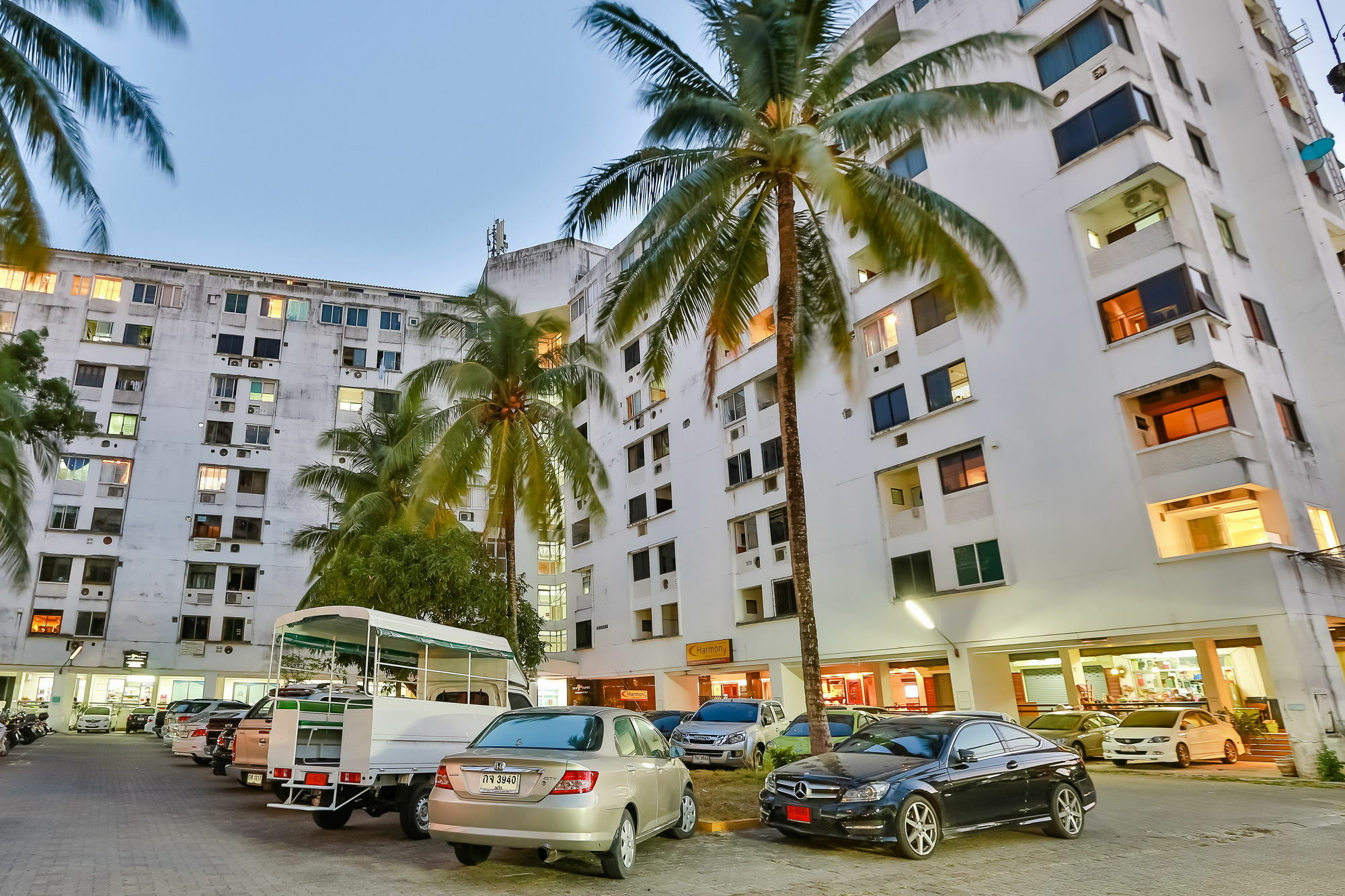 Patong Studio Apartments And Dormitory Exterior photo